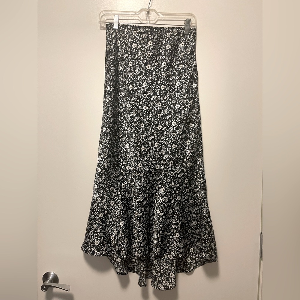 Super cute high low skirt no stretch